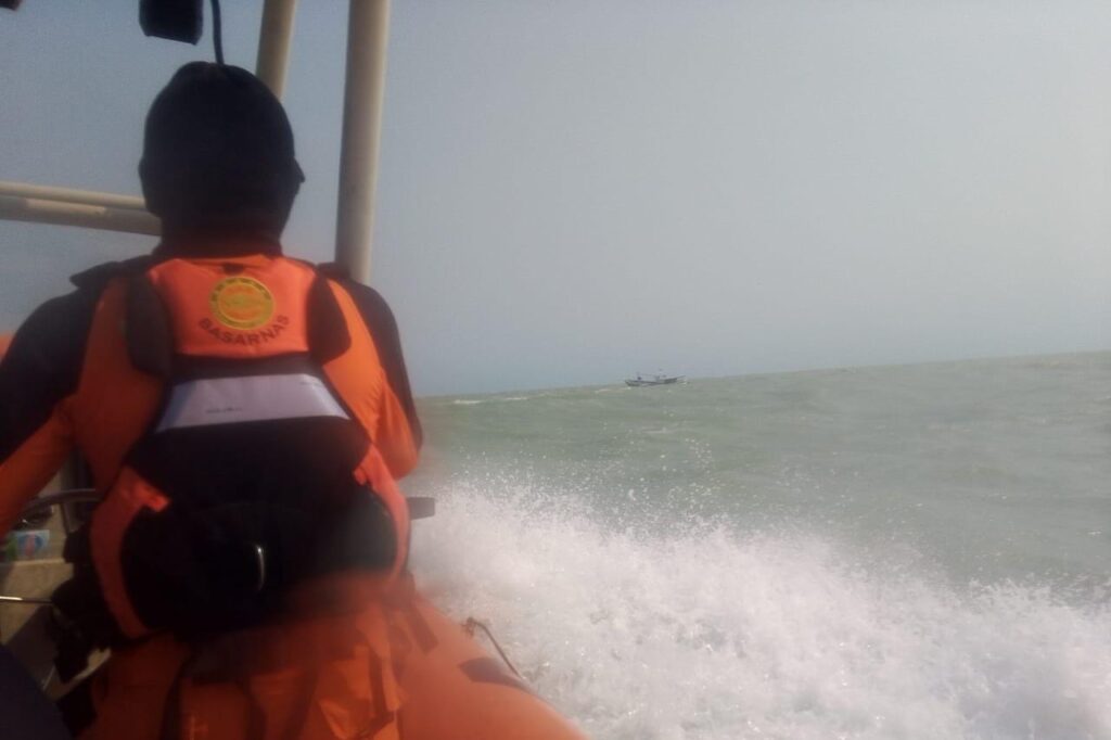 Basarnas Cari ABK Jatuh di laut