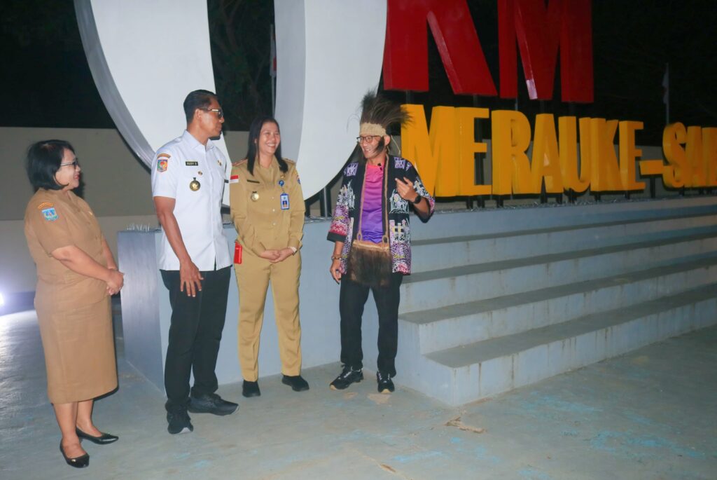 Menteri Parekraf Sandiaga Uno berkunjung ke titik nol Merauke, Kabupaten Merauke, Provinsi Papua Selatan, perbatasan  RI-PNG, Selasa petang (8/10/2024). 
